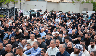 اهالي جلجولية يؤدون صلاة عيد الاضحى في ساحة مسجد الروضة في جلجولية 